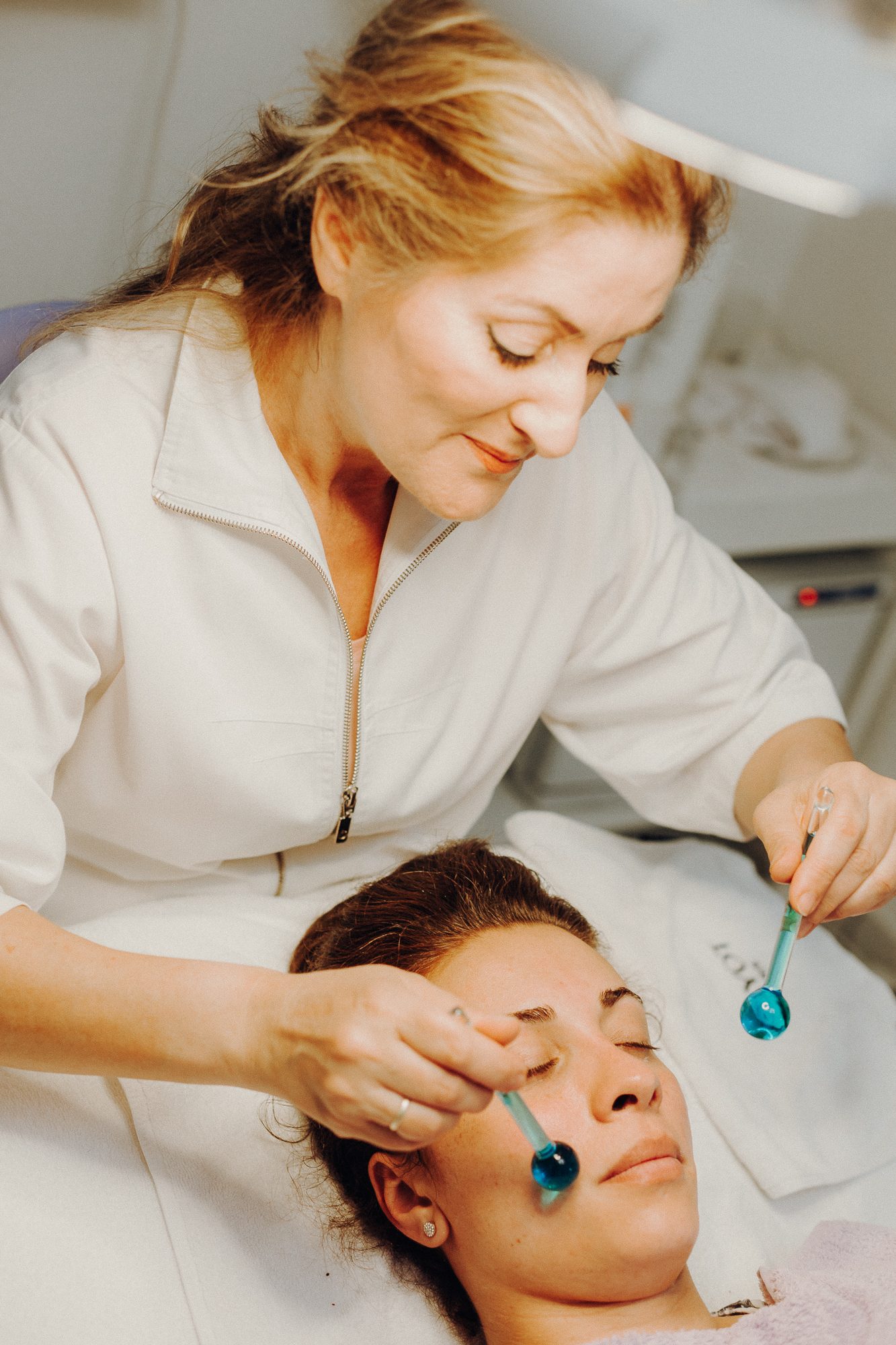 Kosmetische Behandlung mit Glaskugeln bei Kosmetik Thoma
